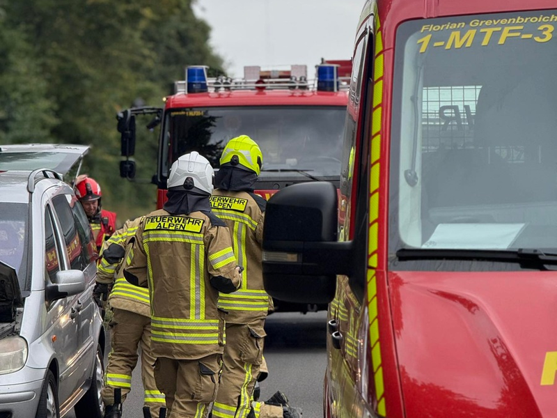 FW Alpen: Feuerwehr Grevenbroich unterstützt bei Pkw Brand - Foto: presseportal.de
