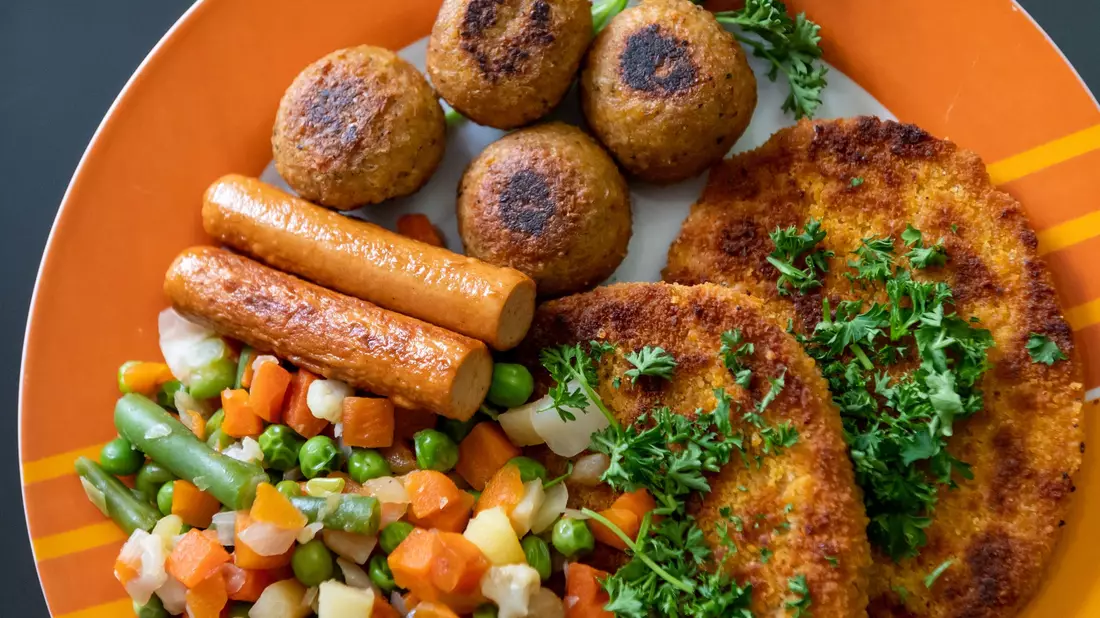 Rund vier Prozent bezeichneten ihre Ernährung im Nationalen Ernährungsmonitoring als vegetarisch. Etwa ein Prozent gab an, sich vegan zu ernähren. (Archivbild)  - Bild: Silas Stein/dpa/dpa-tmn