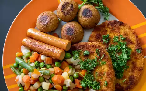 Rund vier Prozent bezeichneten ihre Ernährung im Nationalen Ernährungsmonitoring als vegetarisch. Etwa ein Prozent gab an, sich vegan zu ernähren. (Archivbild)  - Foto: Silas Stein/dpa/dpa-tmn
