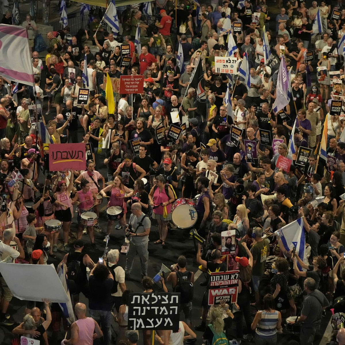 Tausende fordern ein Ende des Krieges und die Freilassung der Geiseln.  - Foto: Mahmoud Illean/AP/dpa
