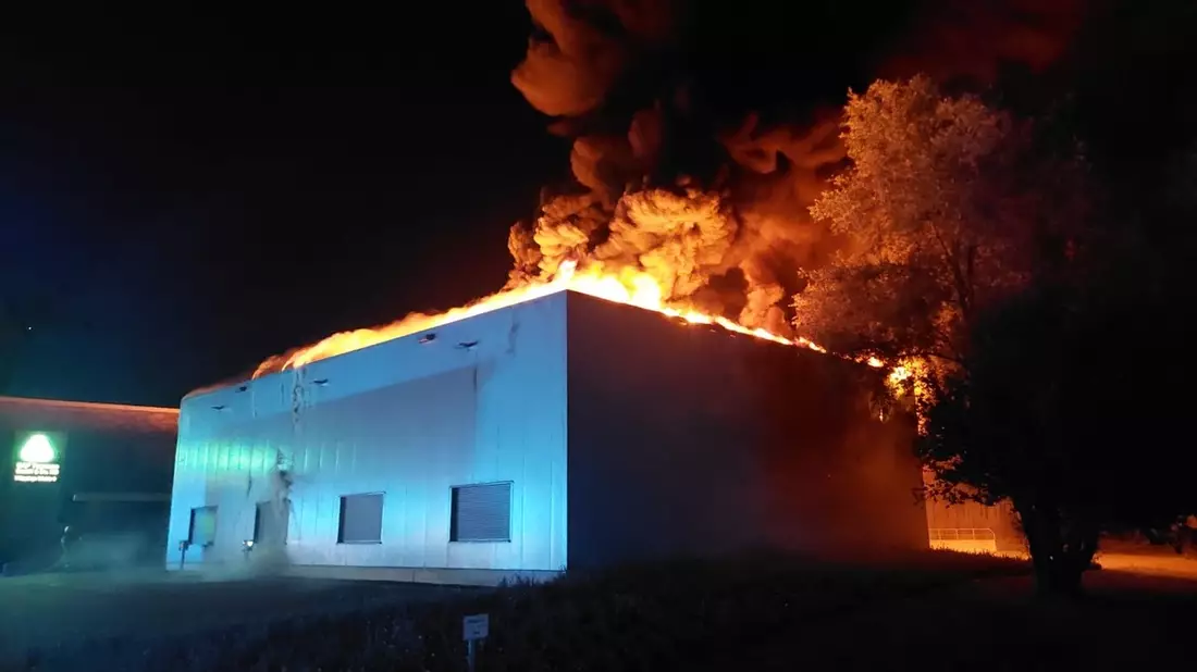 FW Bocholt: Brennt Werkstatt in voller Ausdehnung - Feuerwehr Bocholt im Großeinsatz - Bild: presseportal.de