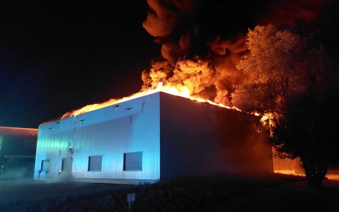 FW Bocholt: Brennt Werkstatt in voller Ausdehnung - Feuerwehr Bocholt im Großeinsatz - Foto: presseportal.de