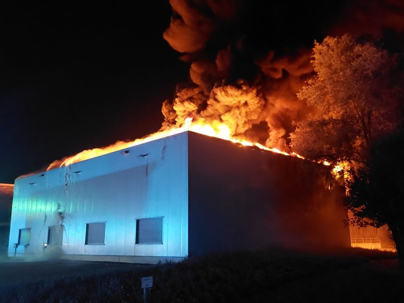 FW Bocholt: Brennt Werkstatt in voller Ausdehnung - Feuerwehr Bocholt im Großeinsatz - Foto: presseportal.de