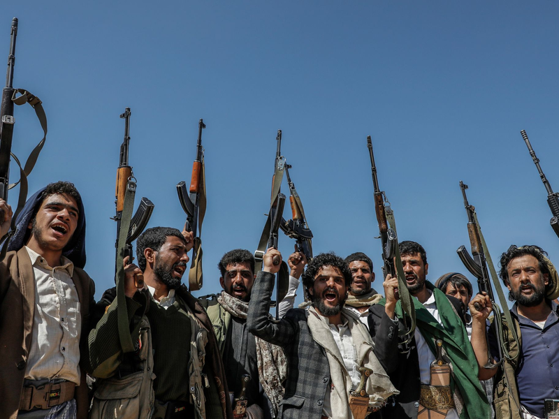 Bewaffnete Huthi-Mitglieder demonstrieren gegen Israel und die USA. (Archivbild) - Foto: Osamah Yahya/dpa