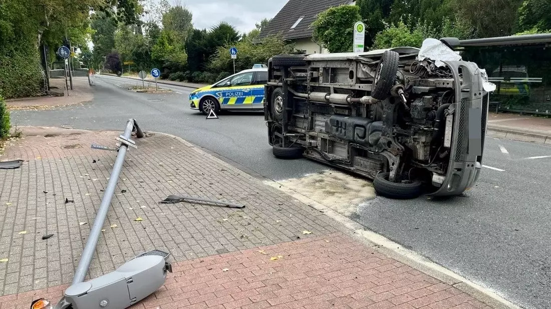 POL-BO: Alkoholisierter Autofahrer fährt Straßenlaterne um und flüchtet zu Fuß - Bild: presseportal.de