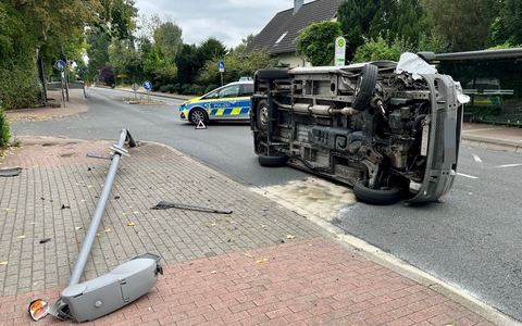 POL-BO: Alkoholisierter Autofahrer fĂ€hrt StraĂenlaterne um und flĂŒchtet zu FuĂ - Foto: presseportal.de POL-BO: Alkoholisierter Autofahrer fĂ€hrt StraĂenlaterne um und flĂŒchtet zu FuĂ - Foto: presseportal.de