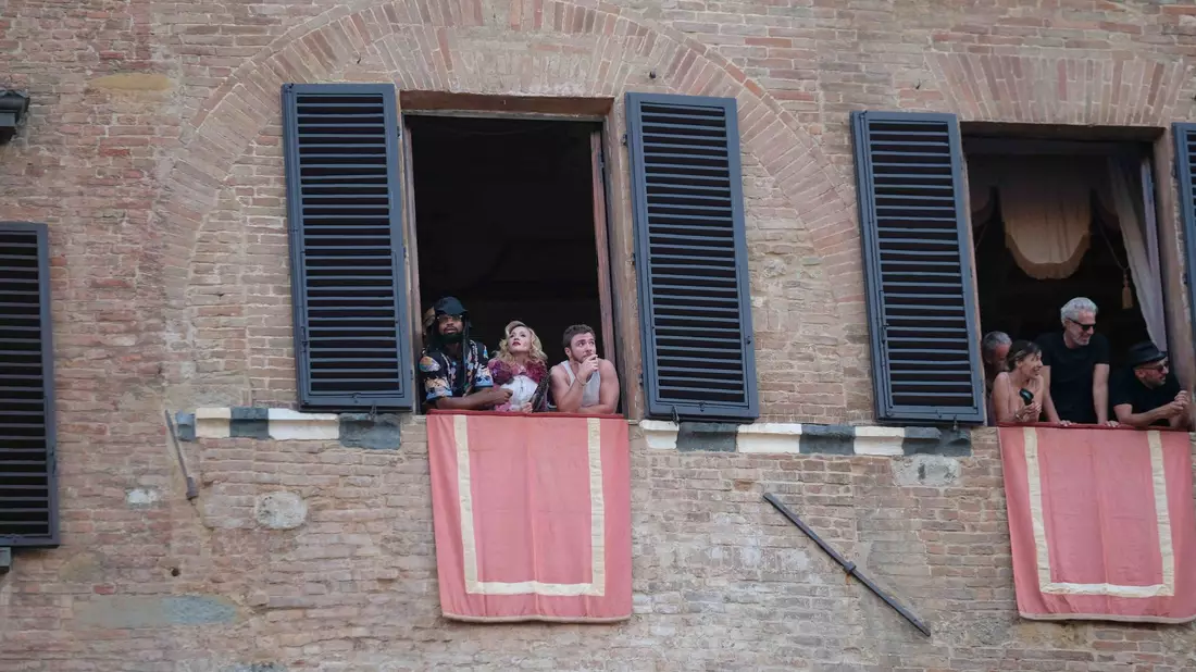 Madonna verfolgte an ihrem 67. Geburtstag das «Palio di Siena».  - Bild: Fabio Sasso/ZUMA Press Wire/dpa
