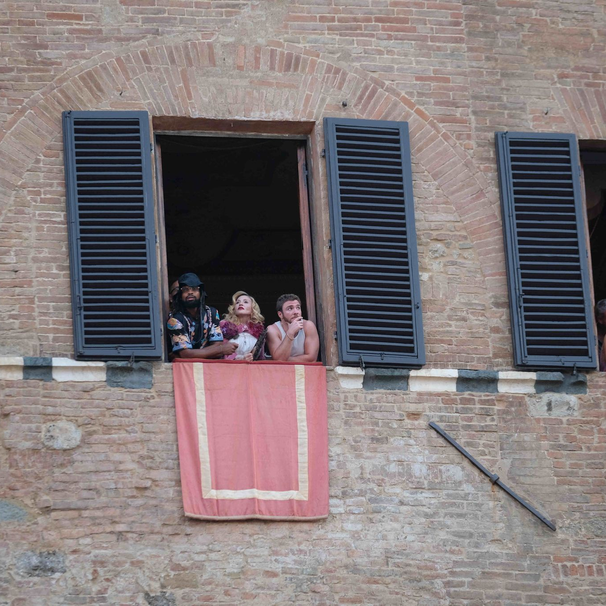 Madonna verfolgte an ihrem 67. Geburtstag das «Palio di Siena».  - Foto: Fabio Sasso/ZUMA Press Wire/dpa