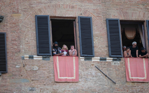 Madonna verfolgte an ihrem 67. Geburtstag das «Palio di Siena».  - Foto: Fabio Sasso/ZUMA Press Wire/dpa