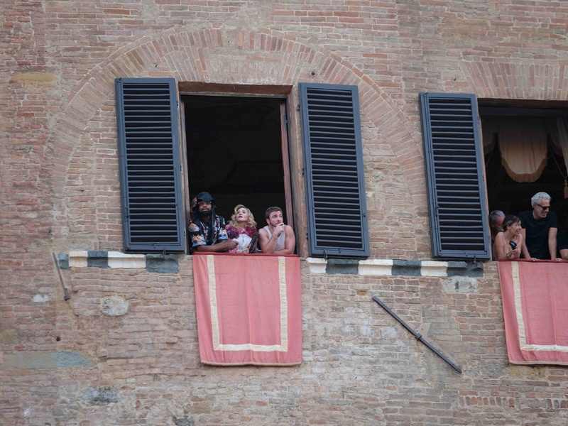 Madonna verfolgte an ihrem 67. Geburtstag das «Palio di Siena».  - Foto: Fabio Sasso/ZUMA Press Wire/dpa