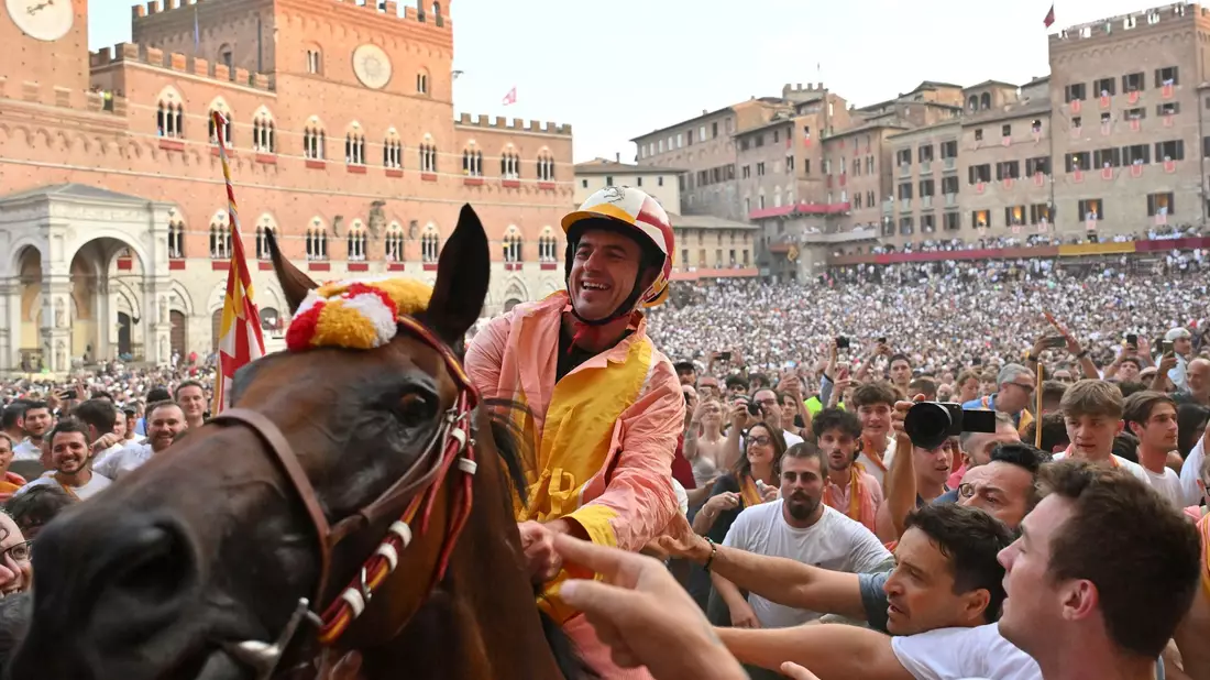 Das «Palio die Siena» ist ein traditionelles Pferderennen und gehört zu den berühmtesten historischen Ereignissen Italiens. - Bild: Alberto Lingria/XinHua/dpa