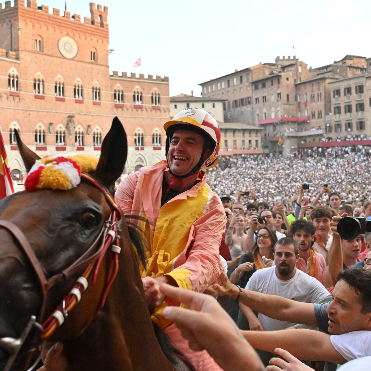 Das «Palio die Siena» ist ein traditionelles Pferderennen und gehört zu den berühmtesten historischen Ereignissen Italiens. - Foto: Alberto Lingria/XinHua/dpa