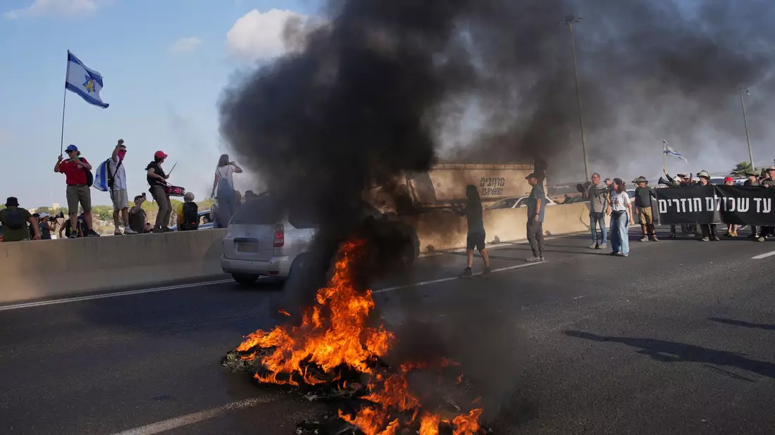 Demonstranten in Israel fordern die Freilassung der Hamas-Geiseln.  - Bild: Ohad Zwigenberg/AP/dpa