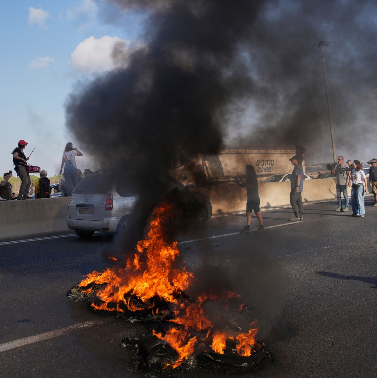 Demonstranten in Israel fordern die Freilassung der Hamas-Geiseln.  - Foto: Ohad Zwigenberg/AP/dpa