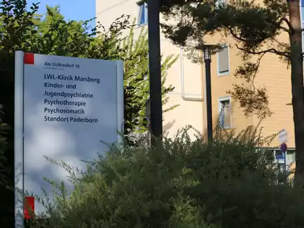 In dieser LWL-Klinik soll eine 13-Jährige eine Betreuerin angegriffen und verletzt haben. (Archivbild) - Foto: Christian Müller/dpa