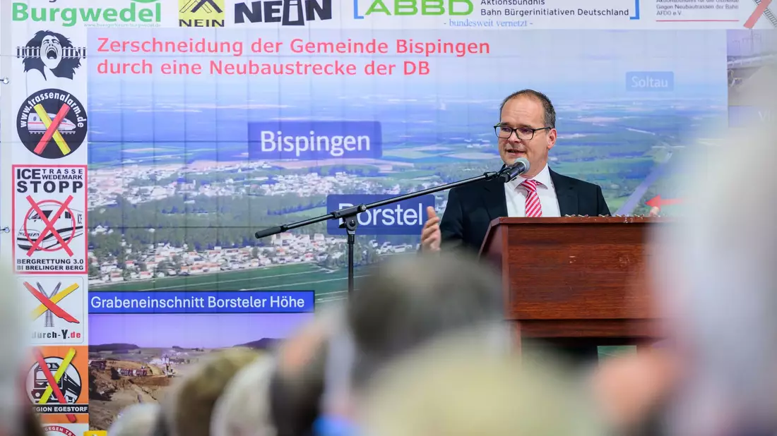 Peter Dörsam (Bündnis 90/Die Grünen), Sprecher des Projektbeirats Alpha-E und Bürgermeister der Samtgemeinde Tostedt, spricht beim «Heidegipfel» zu dem die Bürgerinitiativen Pro-Alpha-E und der Projektbeirat Alpha-E eingeladen haben. Beim «Heidegipfel» geht es um verschiedene Perspektiven zum Aus- oder Neubau der Schienenstrecke Hamburg-Hannover. - Bild: Philipp Schulze/dpa
