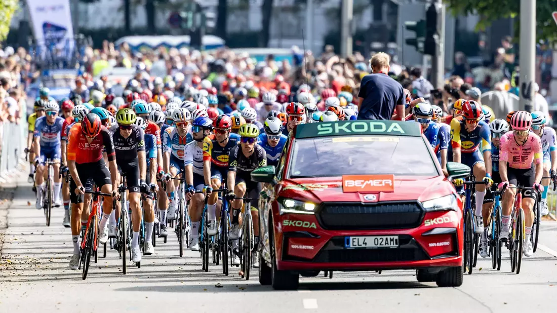 160 Fahrer gingen bei den Cyclassics an den Start. - Bild: Axel Heimken/dpa