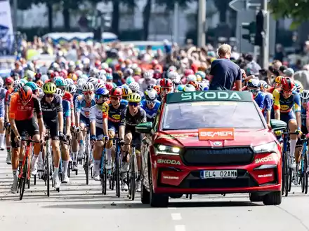 160 Fahrer gingen bei den Cyclassics an den Start. - Foto: Axel Heimken/dpa