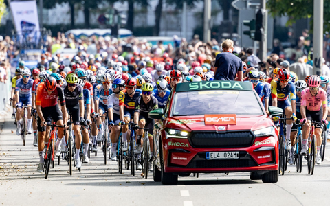 160 Fahrer gingen bei den Cyclassics an den Start. - Foto: Axel Heimken/dpa