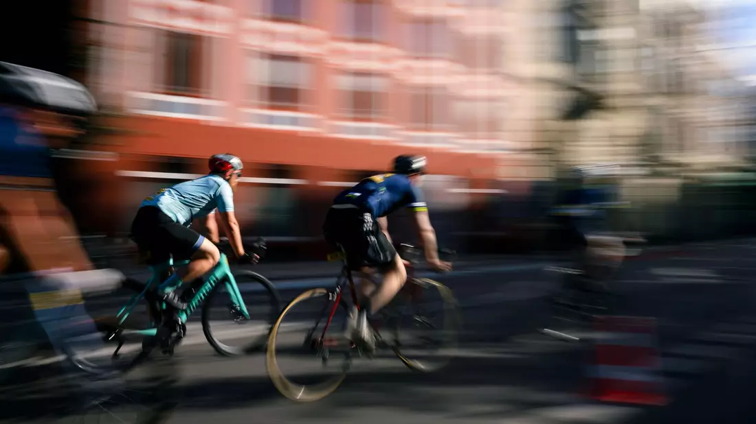 Teilnehmer bei den Amateurrennen der Cyclassics.  - Bild: Gregor Fischer/dpa