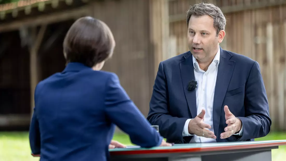 Wie können die Löcher im Haushalt gestopft werden? «Da wird keine Option vom Tisch genommen», sagt der Finanzminister.  - Bild: Axel Heimken/ZDF/dpa