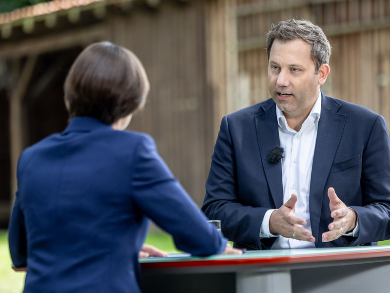 Wie können die Löcher im Haushalt gestopft werden? «Da wird keine Option vom Tisch genommen», sagt der Finanzminister.  - Foto: Axel Heimken/ZDF/dpa