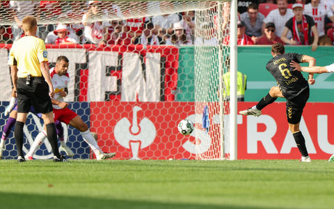 Die Kölner konnten in Regensburg erst spät jubeln. - Foto: Daniel Löb/dpa