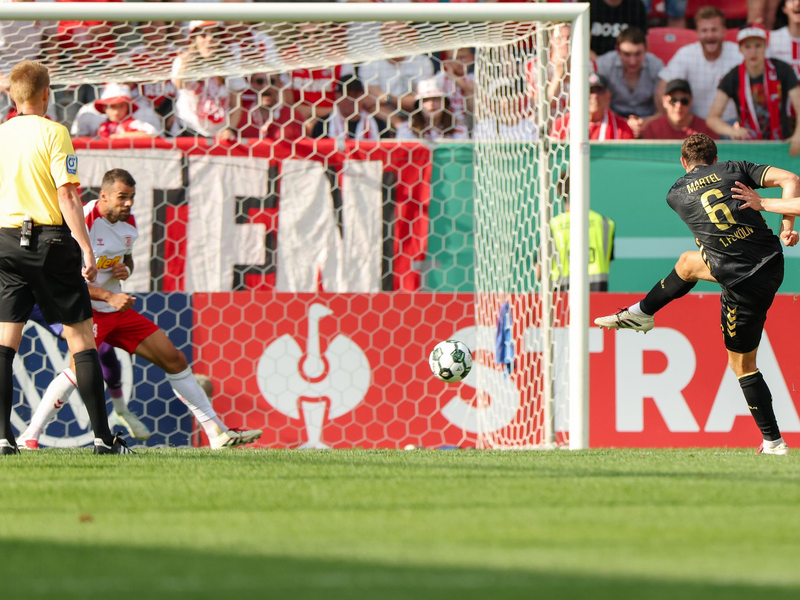 Die Kölner konnten in Regensburg erst spät jubeln. - Foto: Daniel Löb/dpa