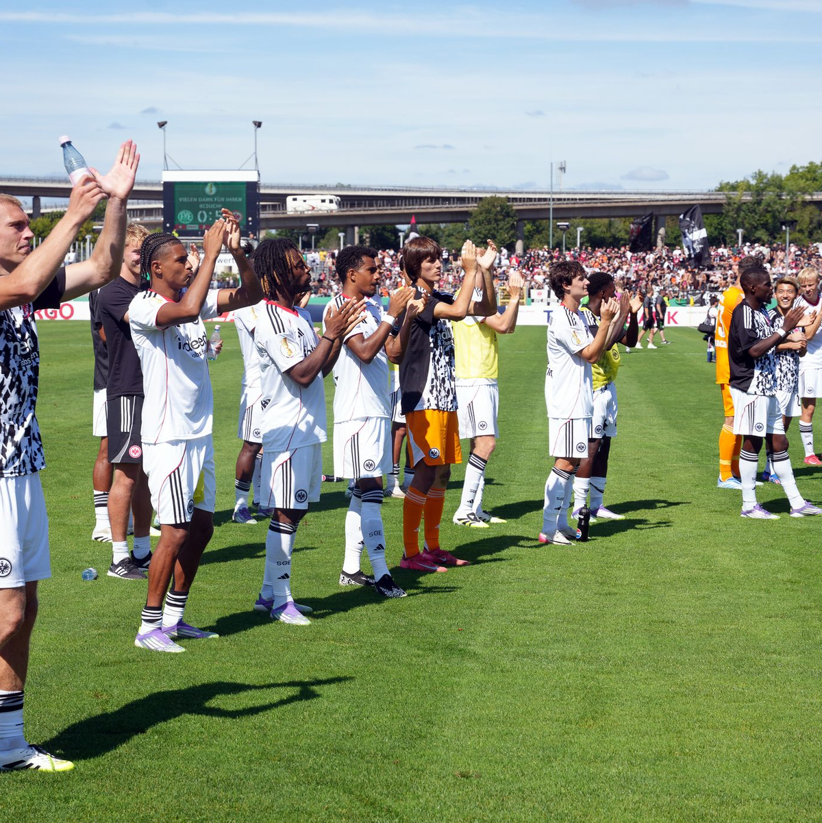 Die Frankfurter Profis bejubeln mit den Fans den Einzug in die zweite Runde des DFB-Pokals. - Foto: Thomas Frey/dpa