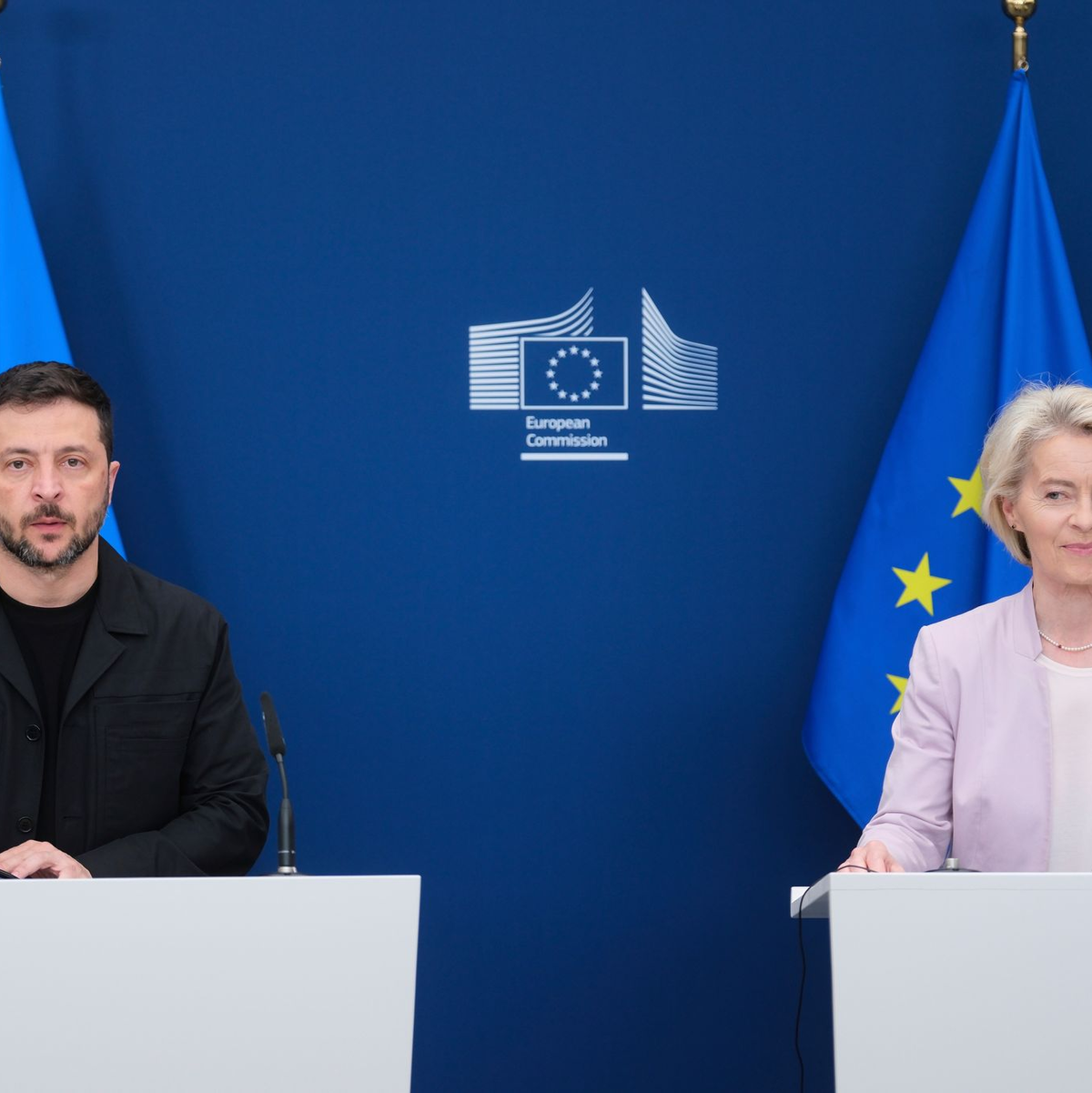 EU-Kommissionspräsidentin Ursula von der Leyen reist am Montag mit. - Foto: Uncredited/AP/dpa