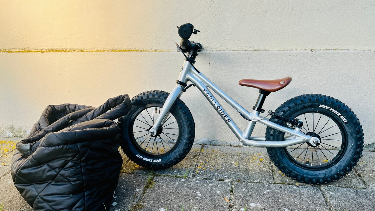 POL-DEL: Autobahnpolizei Ahlhorn: Kinderlaufrad und Tasche im Autobahndreieck Ahlhorner Heide aufgefunden +++ Eigentümer gesucht - Foto: presseportal.de