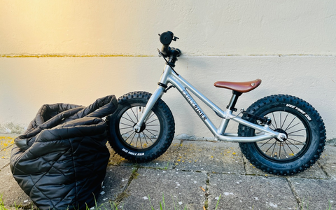 POL-DEL: Autobahnpolizei Ahlhorn: Kinderlaufrad und Tasche im Autobahndreieck Ahlhorner Heide aufgefunden +++ Eigentümer gesucht - Foto: presseportal.de