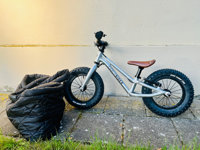 POL-DEL: Autobahnpolizei Ahlhorn: Kinderlaufrad und Tasche im Autobahndreieck Ahlhorner Heide aufgefunden +++ Eigentümer gesucht - Foto: presseportal.de
