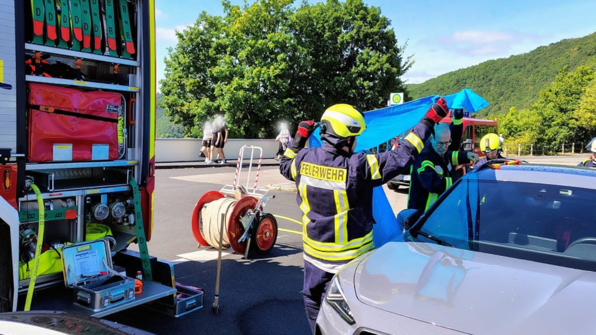 FW Heimbach: Hund am Rursee in Pkw eingeschlossen - Feuerwehr mit Wasser und Spezialwerkzeug im Einsatz - Foto: presseportal.de