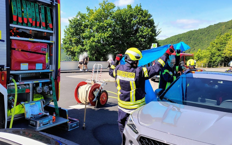 FW Heimbach: Hund am Rursee in Pkw eingeschlossen - Feuerwehr mit Wasser und Spezialwerkzeug im Einsatz - Foto: presseportal.de FW Heimbach: Hund am Rursee in Pkw eingeschlossen - Feuerwehr mit Wasser und Spezialwerkzeug im Einsatz - Foto: presseportal.de
