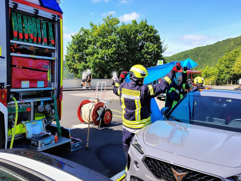 FW Heimbach: Hund am Rursee in Pkw eingeschlossen - Feuerwehr mit Wasser und Spezialwerkzeug im Einsatz - Foto: presseportal.de