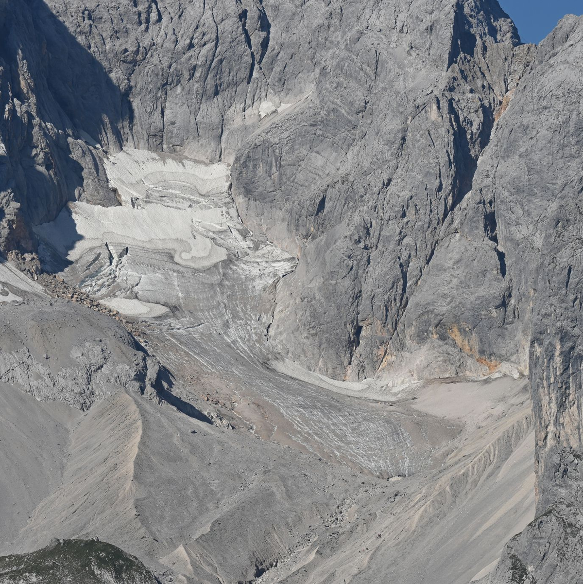 Dem Höllentalferner-Gletscher werden noch die besten Chancen eingeräumt. Trotzdem ist auf dem Foto von diesem Jahr nicht mehr sehr viel Eis zu sehen. - Foto: Angelika Warmuth/dpa