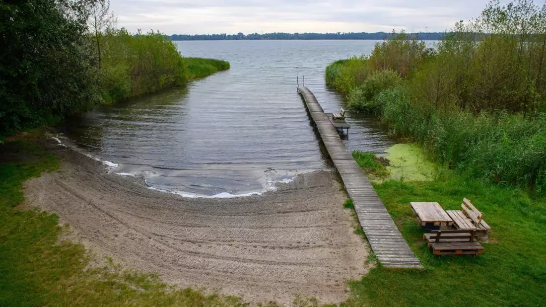 Eine Stelle zum Wassertreten am Arendsee lag 2023 im Trockenen. 2024 und 2025 sah es im August an dieser Stelle anders aus. - Bild: Klaus-Dietmar Gabbert/dpa