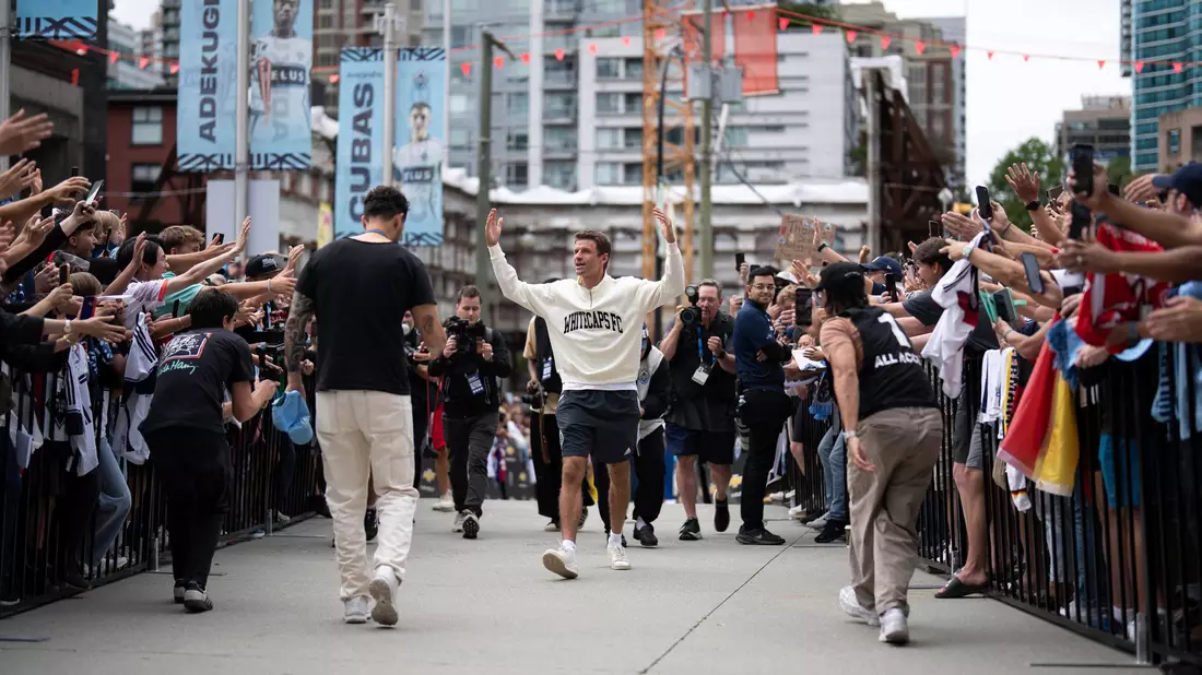 Thomas Müller ist begeistert in Vancouver empfangen worden. - Bild: Ethan Cairns//The Canadian Press/AP/dpa