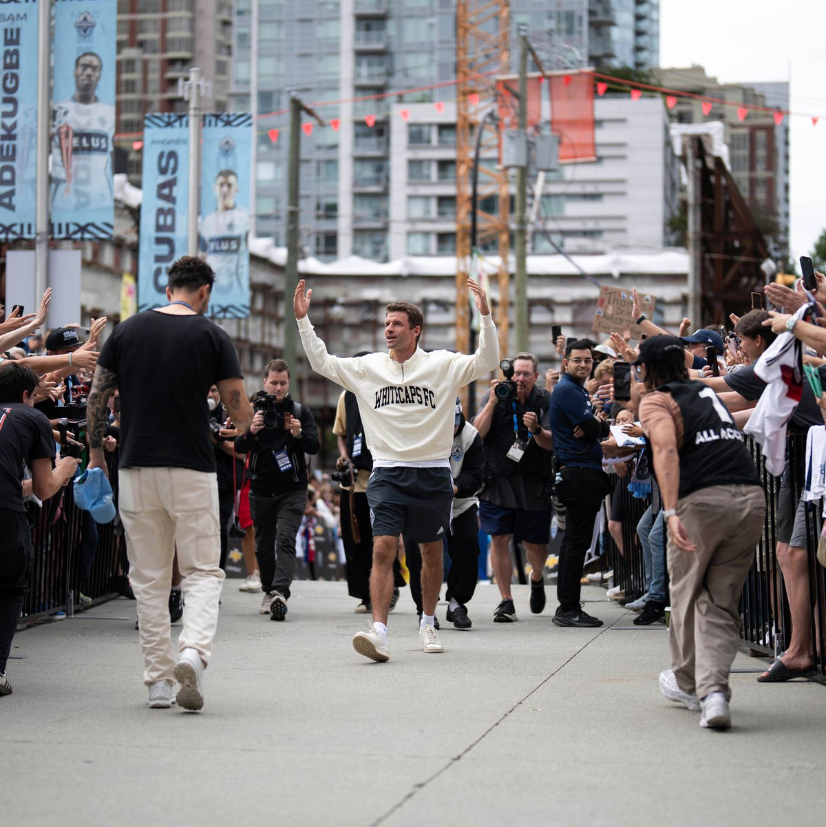 Thomas Müller ist begeistert in Vancouver empfangen worden. - Foto: Ethan Cairns//The Canadian Press/AP/dpa