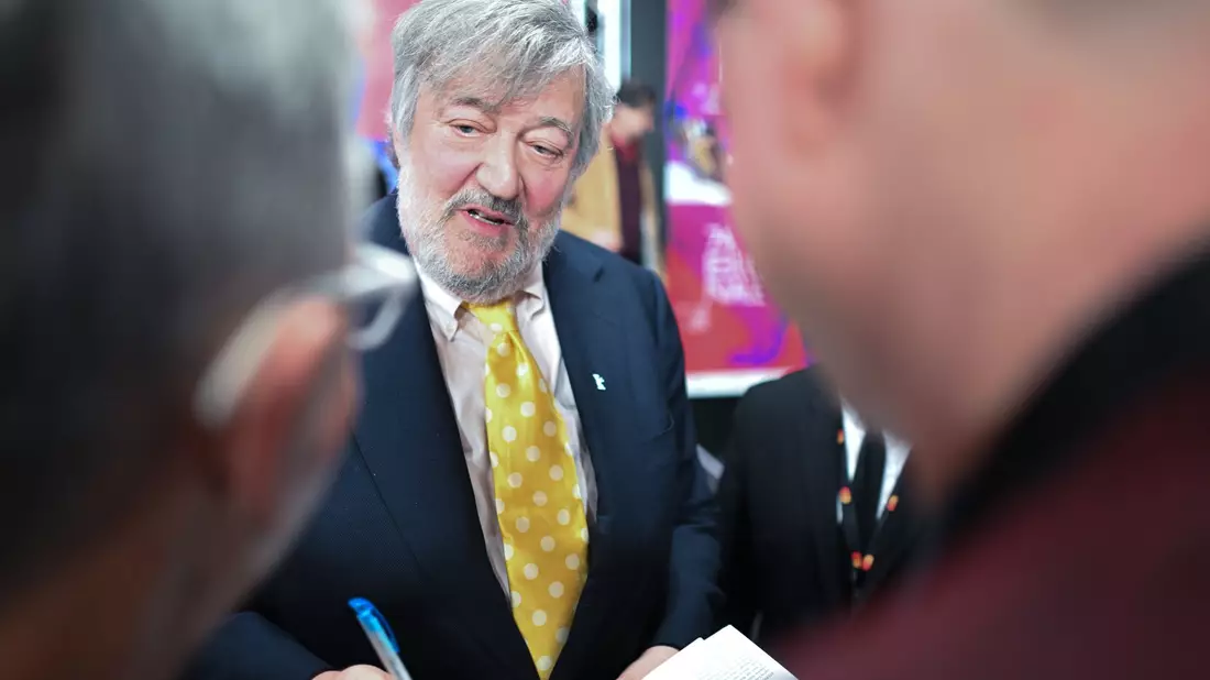 Der Brite Stephen Fry schreibt die «Odyssee» mit einem Augenzwinkern. (Archivbild) - Bild: Sebastian Christoph Gollnow/dpa