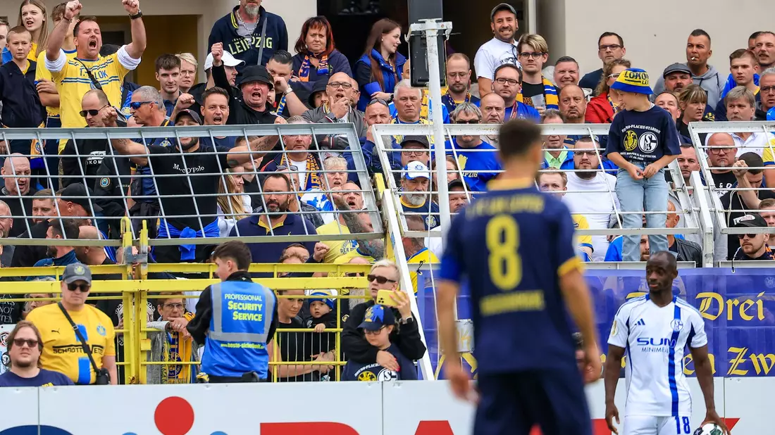Nach beleidigenden Äußerungen von der Tribüne wurde die Partie kurzzeitig unterbrochen.  - Bild: Jan Woitas/dpa