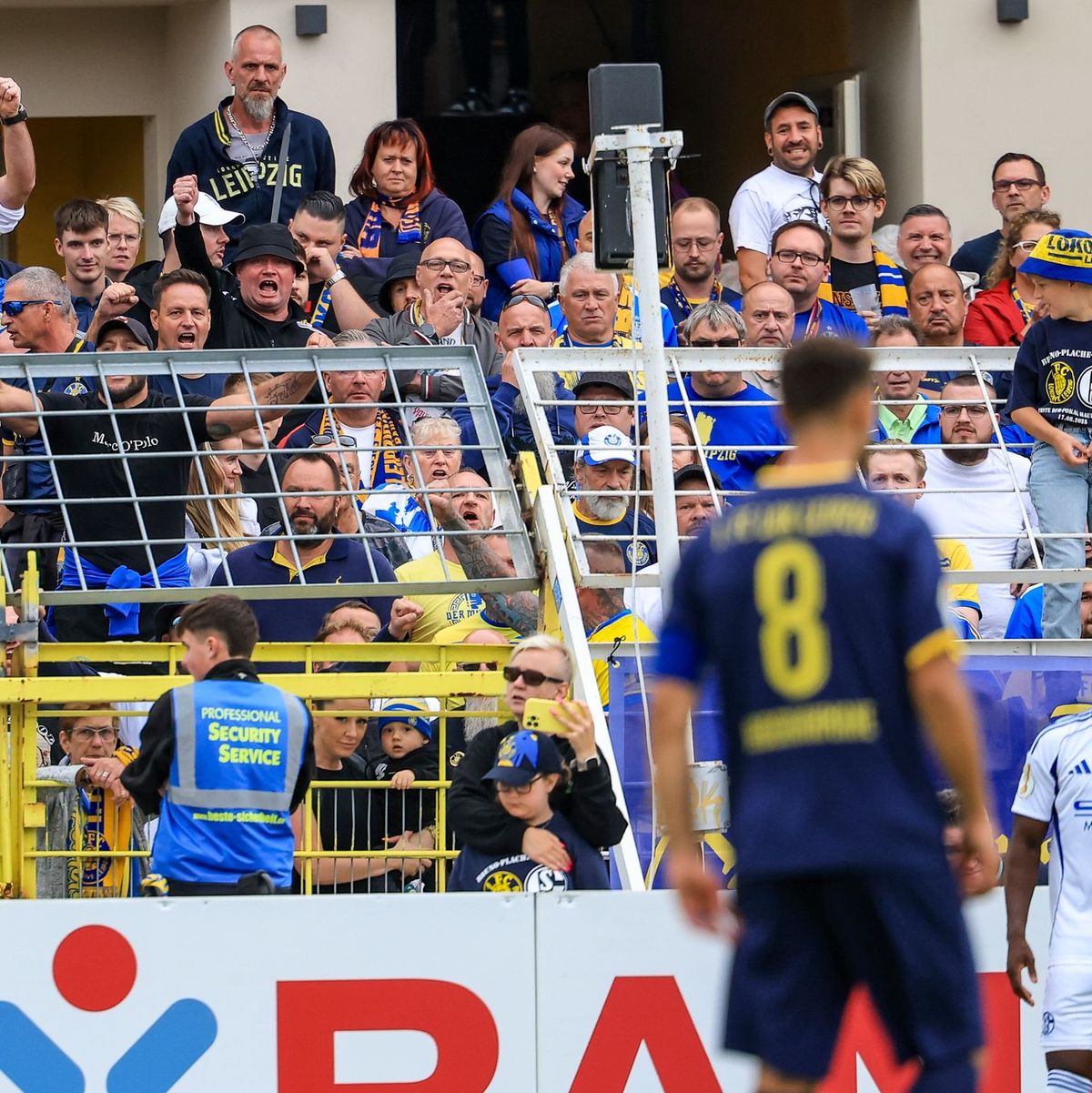  Christopher Antwi-Adjei (r, FC Schalke 04) steht bei einem Einwurf. Der Spieler gab nach dem Spiel an, dabei rassistisch beleidigt worden zu sein. - Foto: Jan Woitas/dpa