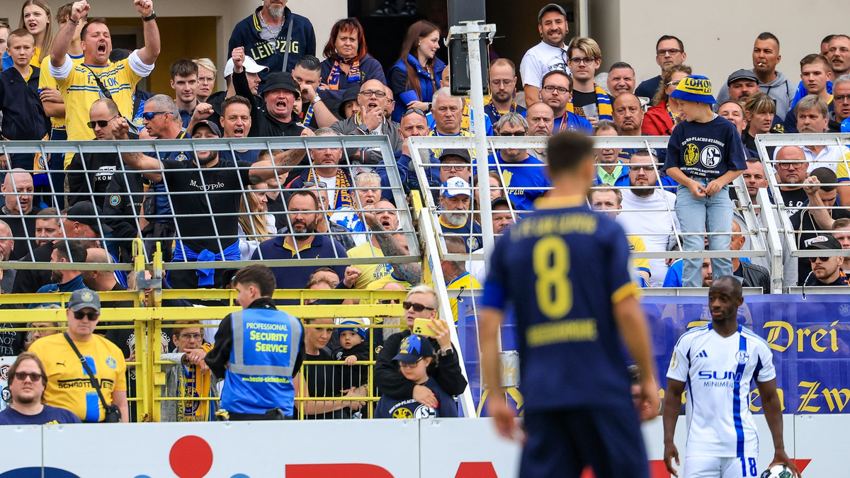 Christopher Antwi-Adjei (r, FC Schalke 04) steht bei einem Einwurf. Der Spieler gab nach dem Spiel an, dabei rassistisch beleidigt worden zu sein. - Foto: Jan Woitas/dpa