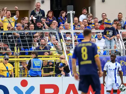 Nach beleidigenden Äußerungen von der Tribüne wurde die Partie kurzzeitig unterbrochen. - Foto: Jan Woitas/dpa