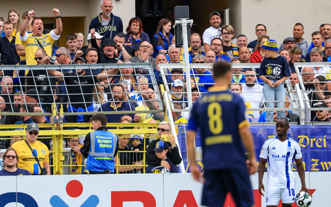  Christopher Antwi-Adjei (r, FC Schalke 04) steht bei einem Einwurf. Der Spieler gab nach dem Spiel an, dabei rassistisch beleidigt worden zu sein. - Foto: Jan Woitas/dpa