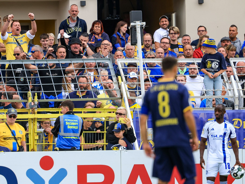 Christopher Antwi-Adjei (r, FC Schalke 04) steht bei einem Einwurf. Der Spieler gab nach dem Spiel an, dabei rassistisch beleidigt worden zu sein. - Foto: Jan Woitas/dpa