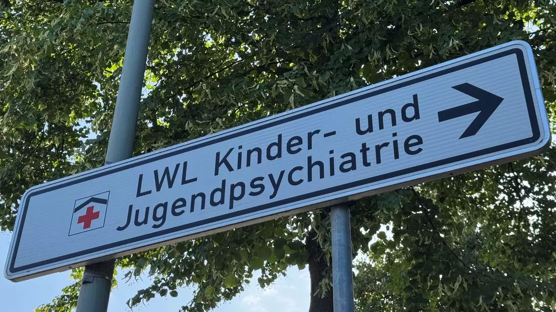 Eine 13-jährige Patientin der Paderborner Jugendpsychiatrie soll eine Betreuerin mit einem Küchenmesser angegriffen haben. - Bild: Christian Müller/dpa