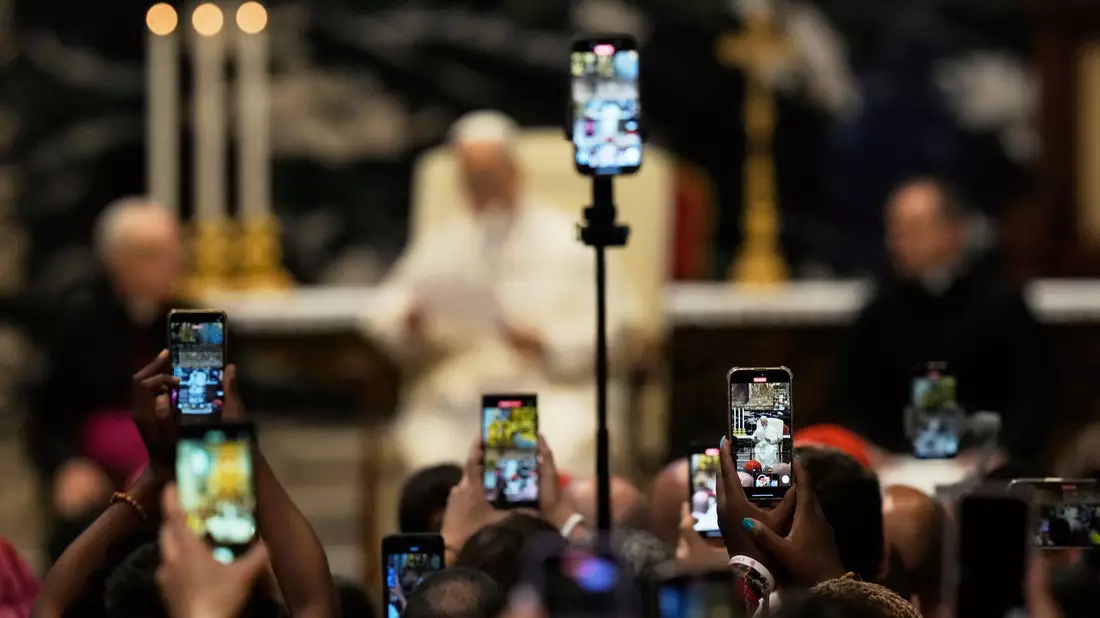 Es sind längst nicht mehr nur Rosenkränze: Die Kirche setzt nun auch auf Smartphones. (Archivbild) - Bild: Gregorio Borgia/AP/dpa