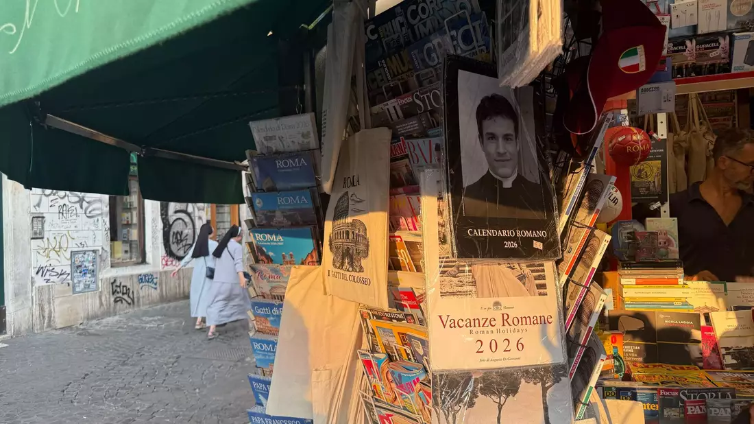 Der «Calendario Romano», bekannt als der Kalender der schönen Priester, ist auch ein beliebtes Mitbringsel aus Italien. - Bild: Sabina Crisan/dpa